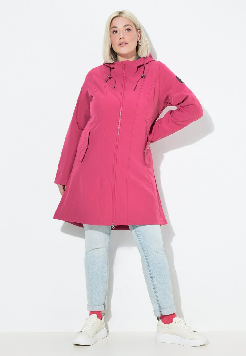 Magenta softshell kabát se zipem v přední části, kapucí a bočními kapsami; má elastické stahovací šňůrky a délku ke kolenům.