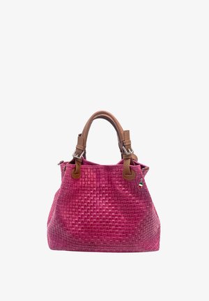 Sac à main tissé rose avec poignées doubles en cuir marron et un petit porte-bonheur drapeau italien sur la fermeture éclair.