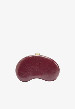 Mała bordowa skórzana kopertówka o zaokrąglonym, przypominającym fasolkę kształcie z złotym zapięciem na górze na białym tle.