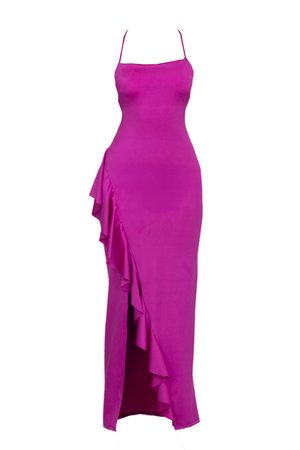 Robe en satin fuchsia à coupe ajustée, avec des bretelles spaghetti et un détail de volants en cascade sur un côté, dotée d'une fente haute sur la cuisse.