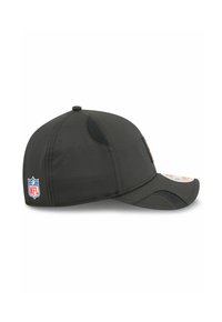 Schwarze Baseballmütze mit gebogenem Schirm, aus leichtem Stoff gefertigt. Verfügt über Netzakzente und ein NFL-Logo an der Seite.