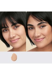 Prøve av foundation under to nærbilder som viser naturlige hudtoner, jevn tekstur og myk glød, med rett, mørkt hår.