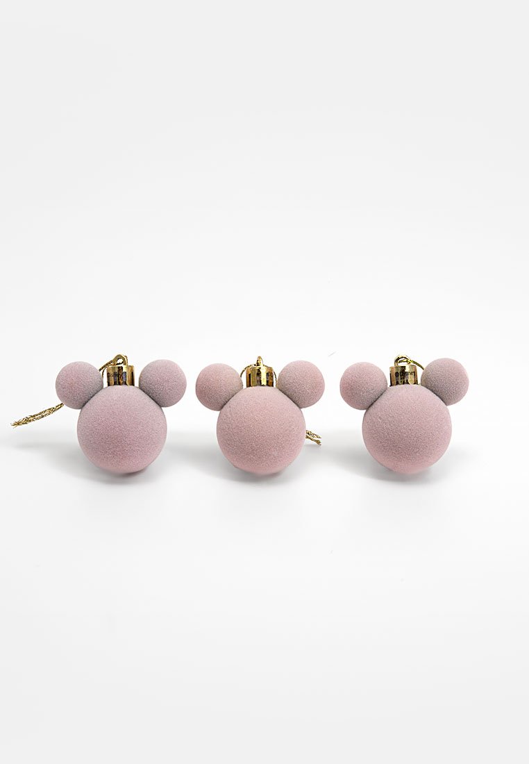 Tres adornos redondos de color rosa con una textura mate, que presentan dos protuberancias en forma de orejas en la parte superior y un herraje dorado para colgar.