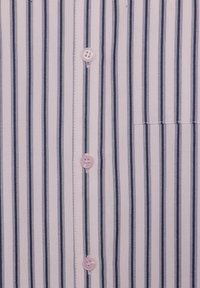 Camicetta a righe di colore rosa chiaro e blu scuro. Presenta una patta con bottoni rotondi rosa e una tasca sul petto a sinistra. Tessuto liscio.