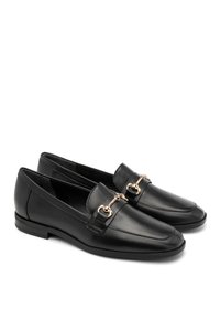 Zwarte leren loafers met een goudkleurige harnassluiting, voorzien van een gladde textuur, ronde neus en een laag profiel zool.