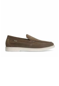 Chaussures slip-on en suede marron au design minimaliste, avec un bout arrondi et une semelle en caoutchouc blanche contrastante.