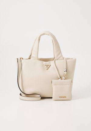 Sac à main beige Guess avec poignées rembourrées, bandoulière amovible et petite pochette assortie avec détails du logo dorés sur fond blanc.