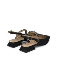 Scarpe slingback in pelle scamosciata nera con punta quadrata, tacco spesso e borchie decorative lungo la cinghia. Presentano una fibbia per una vestibilità sicura.