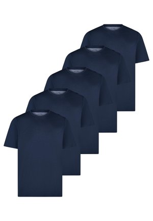 Fem ensfarvede marineblå t-shirts med korte ærmer og rund hals stablet diagonalt på en hvid baggrund.