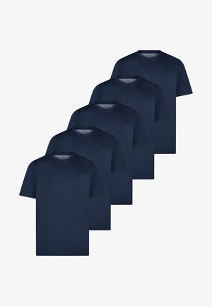 Vijf effen donkerblauwe t-shirts met korte mouwen en ronde hals, diagonaal opgestapeld op een witte achtergrond.