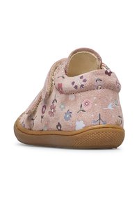 Růžová semišová bota s vícebarevným květinovým vzorem, měkkým texturovaným svrškem, kulatým tvarem a flexibilní gumovou podrážkou. Zapínání na suchý zip na boku.