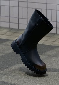 Επιλέχθηκε, dark brown