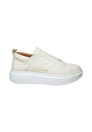 Weiße Leder-Slipper-Sneaker mit einer dicken weißen Sohle, die eine glatte Textur und seitliche Akzente aufweisen. Goldenes Logo-Detail an der Seite.