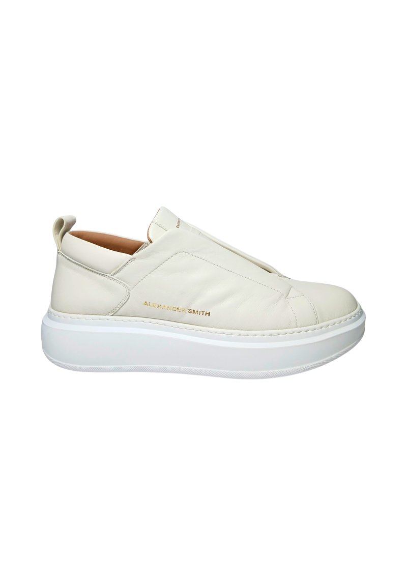 Weiße Leder-Slipper-Sneaker mit einer dicken weißen Sohle, die eine glatte Textur und seitliche Akzente aufweisen. Goldenes Logo-Detail an der Seite.