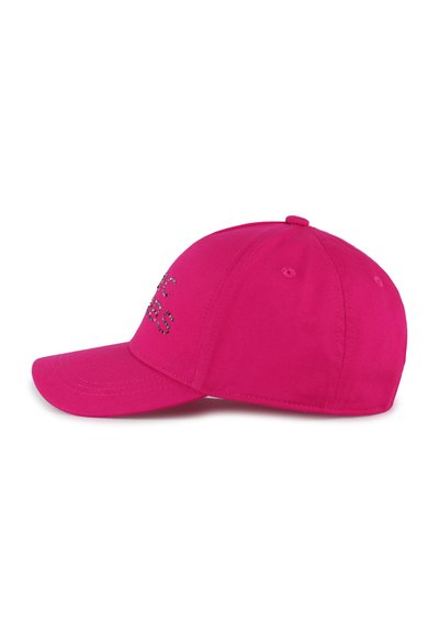Cappellino da baseball rosa con una forma strutturata, caratterizzato da una visiera curva e da strass decorativi che formano la scritta "ACCESS" sulla parte frontale.