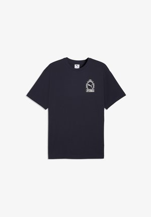 T-shirt noir à manches courtes avec col rond, petit logo Puma blanc et cadre décoratif sur le côté gauche de la poitrine.