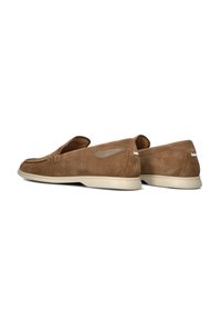 Braune Wildlederschlupfschuhe mit einer gepolsterten Sohle, die minimale Nähte, einen dezenten Logoakzent und eine glatte Textur aufweisen.