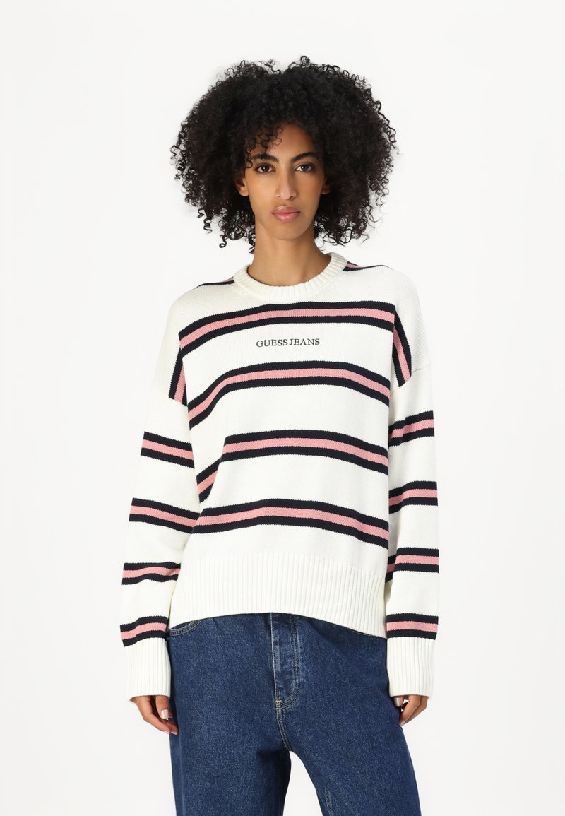 Valge särk roosa ja musta horisontaalsete triipudega. Omab ümarat kaelust ja soonikuid varrukates; "GUESS JEANS" logo on keskendatud rinnal.