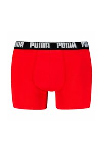 Boxer shorts rojos hechos de tejido elástico con una cinturilla negra que presenta el logo de "PUMA" en blanco. Diseño ajustado con una textura suave.