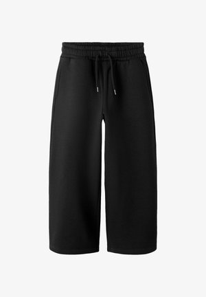 Svarte, knælange sweatshorts lavet af blødt stof. Har en elastisk talje med snor og sidelommer. Ingen synlige mønstre.