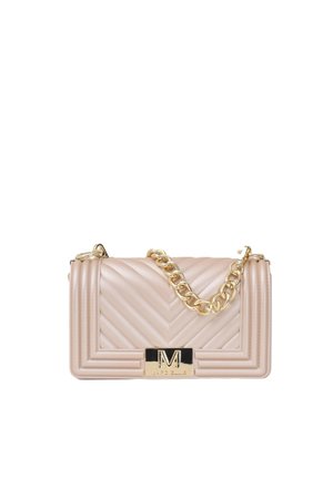 Borsa trapuntata rosa chiaro con tracolla a catena dorata e chiusura rettangolare dorata con grande logo "M" sulla parte frontale.