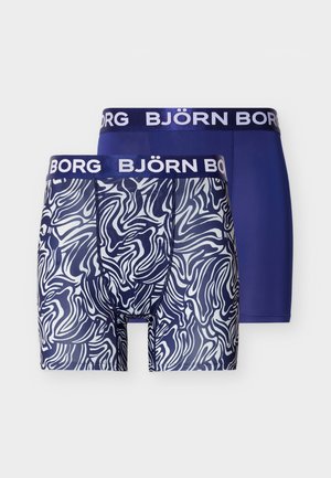 To par Björn Borg bokserbriefs: ett i blått med ensfarget design og ett mønstret med abstrakte hvite og marineblå svinger. Har en merkevaremerket linning.