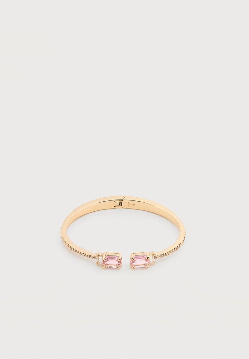Βραχιόλι-βέργα με χρυσαφί απόχρωση, ανοιχτό, με δύο ορθογώνιες ροζ πολύτιμες πέτρες σε κάθε άκρο και σχεδίαση με υφή στη λωρίδα.