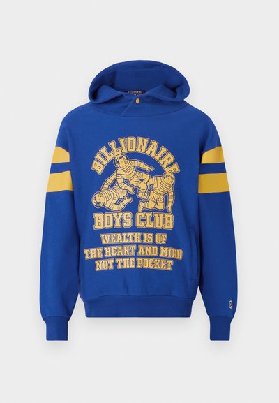 Blaue Kapuzenjacke mit einem Frontgrafikmotiv, das Astronauten zeigt. Gelbe Streifen an den Ärmeln und begleitender Text in Gelb. Weicher Stoff, Kängurutasche.
