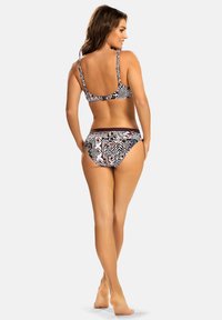 Czarny i biały bikini w wzory o prostym designie; regulowane ramiączka; gładki materiał; niskie majtki bikini.