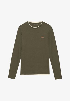 Pikkade varrukatega, oliiviroheline T-särk ribakujulise tekstuuriga, kreemjas värvitoonis krae ja rinnal väike pruun silt. Lihtne ja mugav disain.