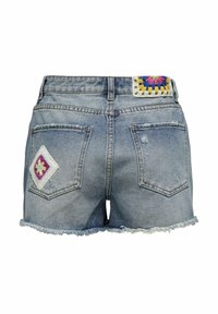 Shorts de mezclilla en azul claro con dobladillo deshilachado. Presenta parches bordados: un diseño multicolor de ganchillo en la cintura y formas de diamante en los bolsillos.