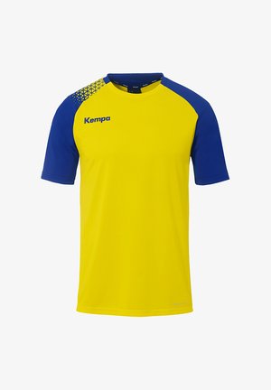 Gul sports t-shirt med korte ærmer, blå raglan-ærmer og et geometrisk mønster på skulderen. Har "Kempa" logoet.