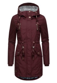 Veste imperméable bourgogne avec une capuche doublée de fausse fourrure, des cordons de serrage ajustables, deux poches avant et des accents en bronze.