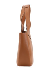 Tote-Bag aus braunem Leder mit strukturierter Oberfläche, ausgestattet mit zwei geschwungenen Trägern und einer strukturierten Form. Schwarze Akzentnähte entlang der Kanten.