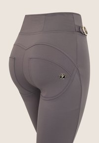 Freddy CON VITA ALTA DECORATA DA FIBBIA LATERALE - Pantalones - shark