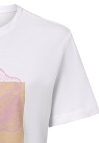 Weiße Baumwoll-T-Shirt mit einem hellrosanen Grafikdesign und Liniendetails auf einem beigen Hintergrund. Kurze Ärmel und klassischer Rundhalsausschnitt.