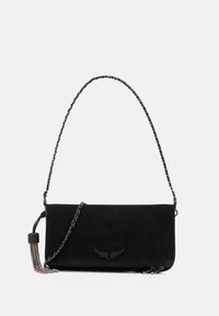 Sort ruskind clutch-taske med et stort vinge motiv. Har en sort kædesti og en flerfarvet kvastdetalje, der er fastgjort til lynlåsen.