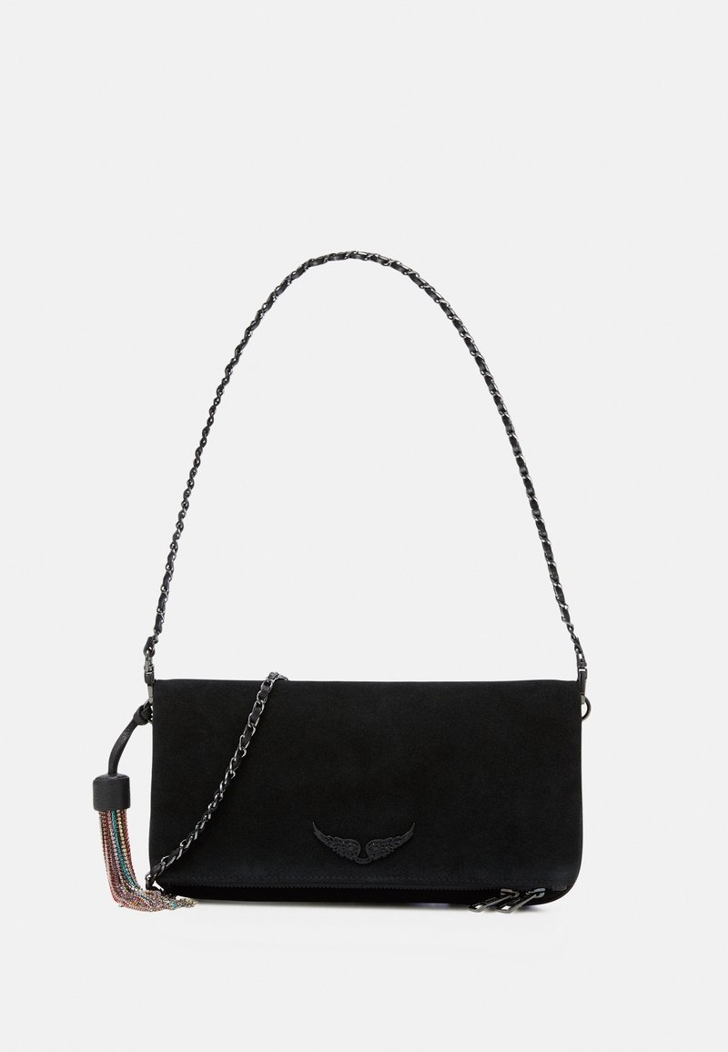Sort ruskind clutch-taske med et stort vinge motiv. Har en sort kædesti og en flerfarvet kvastdetalje, der er fastgjort til lynlåsen.