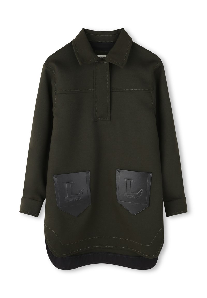 Donkergroene tuniek met lange mouwen en kraag, voorzien van twee zwarte voorzakken met het reliëf van de "L Lanvin"-logo's en gestikte details.