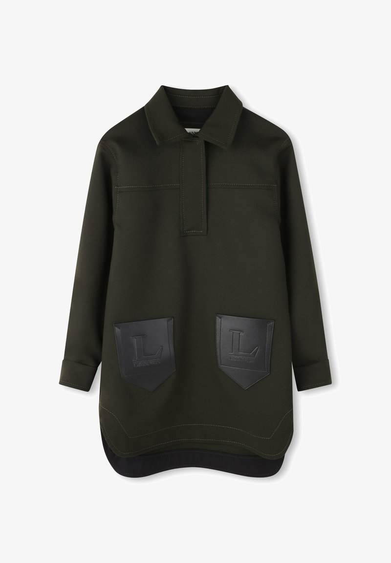 Donkergroene tuniek met lange mouwen en kraag, voorzien van twee zwarte voorzakken met het reliëf van de "L Lanvin"-logo's en gestikte details.