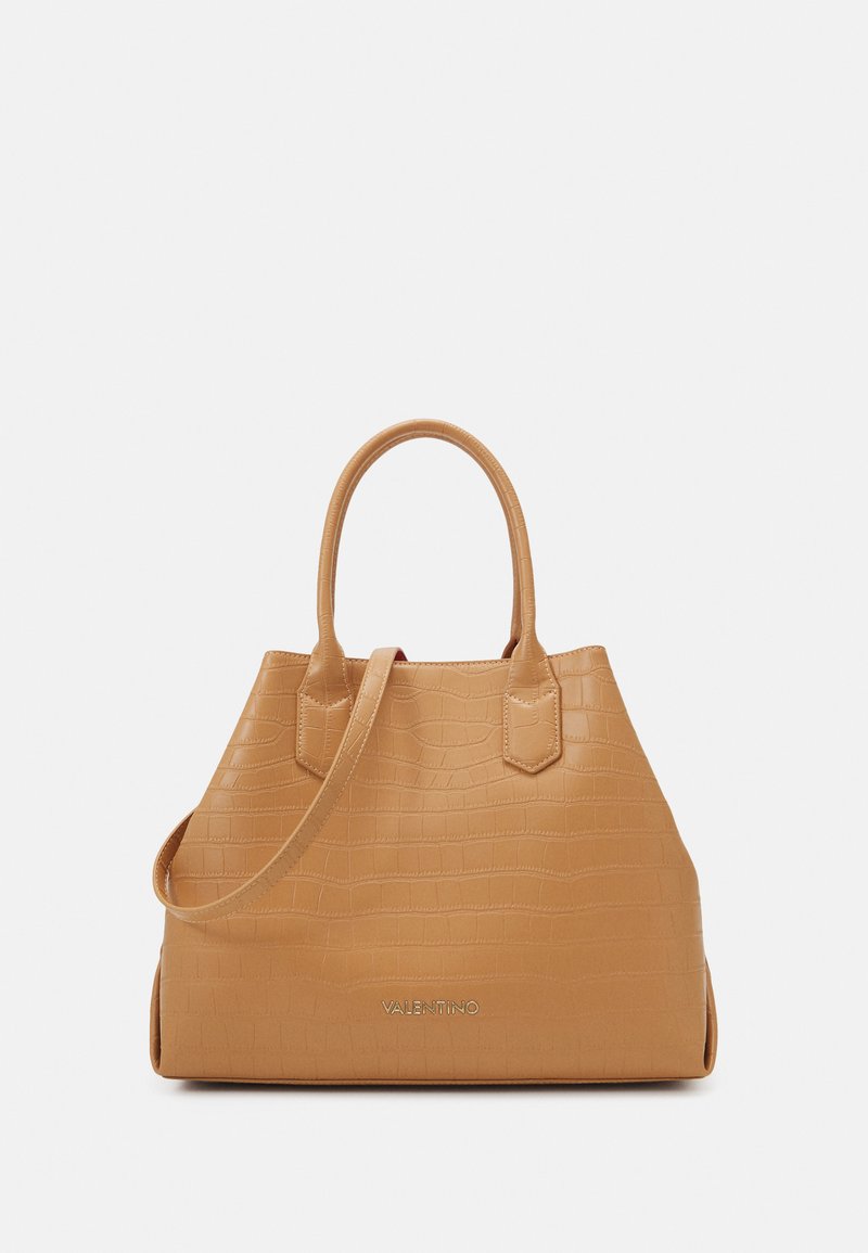 Sac à main en simili cuir tan avec une texture crocodile, deux poignées supérieures, une bandoulière amovible et un liseré doré sur le devant.