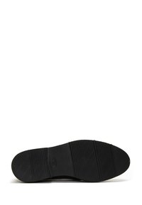 Suela de zapato de goma negra con surcos y relieves texturizados para un mejor agarre. Forma redondeada, con un acabado suave y bordes limpios.