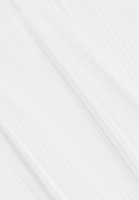 Wit, gestructureerd stof met subtiele verticale ribbels, wat zorgt voor een gladde en zachte uitstraling. Het patroon voegt diepte en visuele interesse toe.