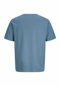 Lefektetett rövid ujjú póló puha, könnyű anyagból. Szín: tompított kék. Kerek nyakú, laza szabású, és tiszta szegéllyel, díszítés nélkül.