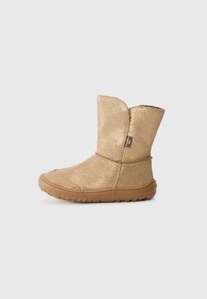 Botine aurii, strălucitoare, cu vârf rotund, textură moale și talpă flexibilă din cauciuc; prezintă un design cusut și un mic etichetă a brandului.