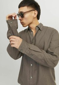 Jack & Jones JPRCCLAWRENCE LINEN SHIRT - Marškiniai - dark brown