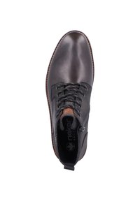 Botín de cuero negro hasta el tobillo con un acento marrón, punta redonda, diseño con cordones y panel lateral texturizado. Logo de Rieker en la plantilla.