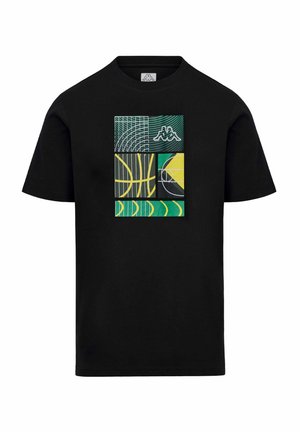 T-shirt nera con un design geometrico composto da quattro sezioni di campo da basket in verde, giallo e bianco, con un logo nel quadrato in alto a destra.