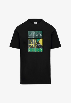 T-shirt nera con un design geometrico composto da quattro sezioni di campo da basket in verde, giallo e bianco, con un logo nel quadrato in alto a destra.