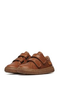Scarpe in pelle marrone con due cinturini in velcro, punte rotonde e suole in gomma texturizzata. Presentano dettagli di cucitura e un piccolo logo sul lato.
